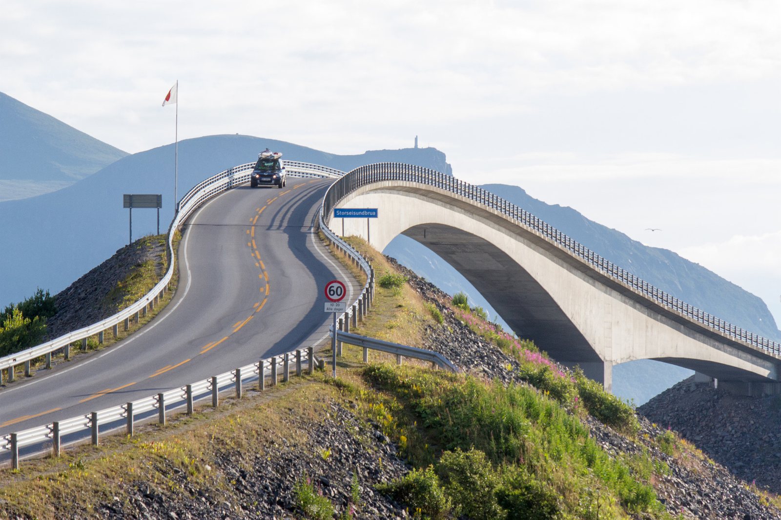 De Atlantic Ocean Road in Noorwegen met de gebogen Storseisundet-brug over zee