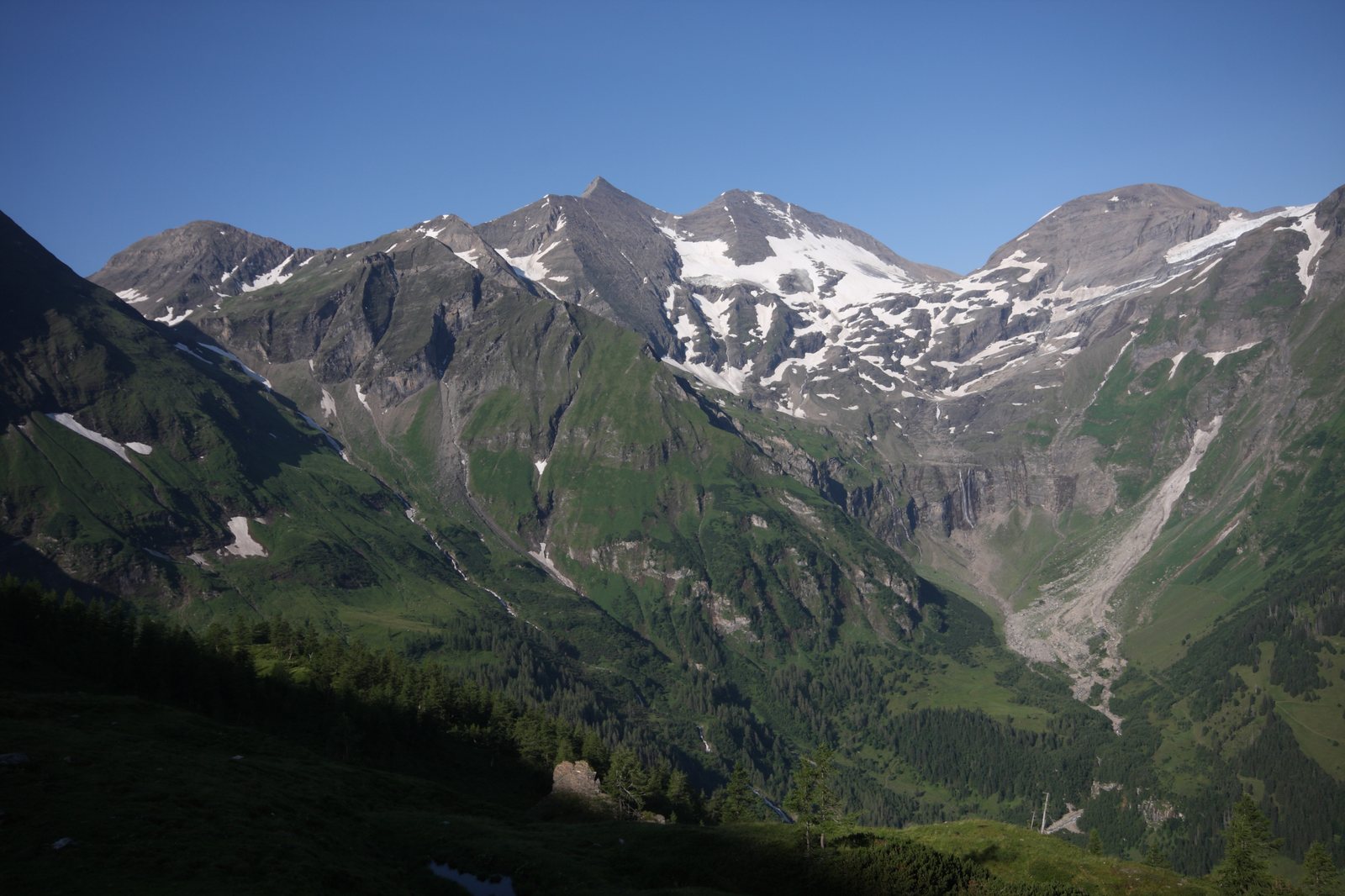 Besneeuwde toppen en groene berghellingen langs de Großglockner Hochalpenstraße