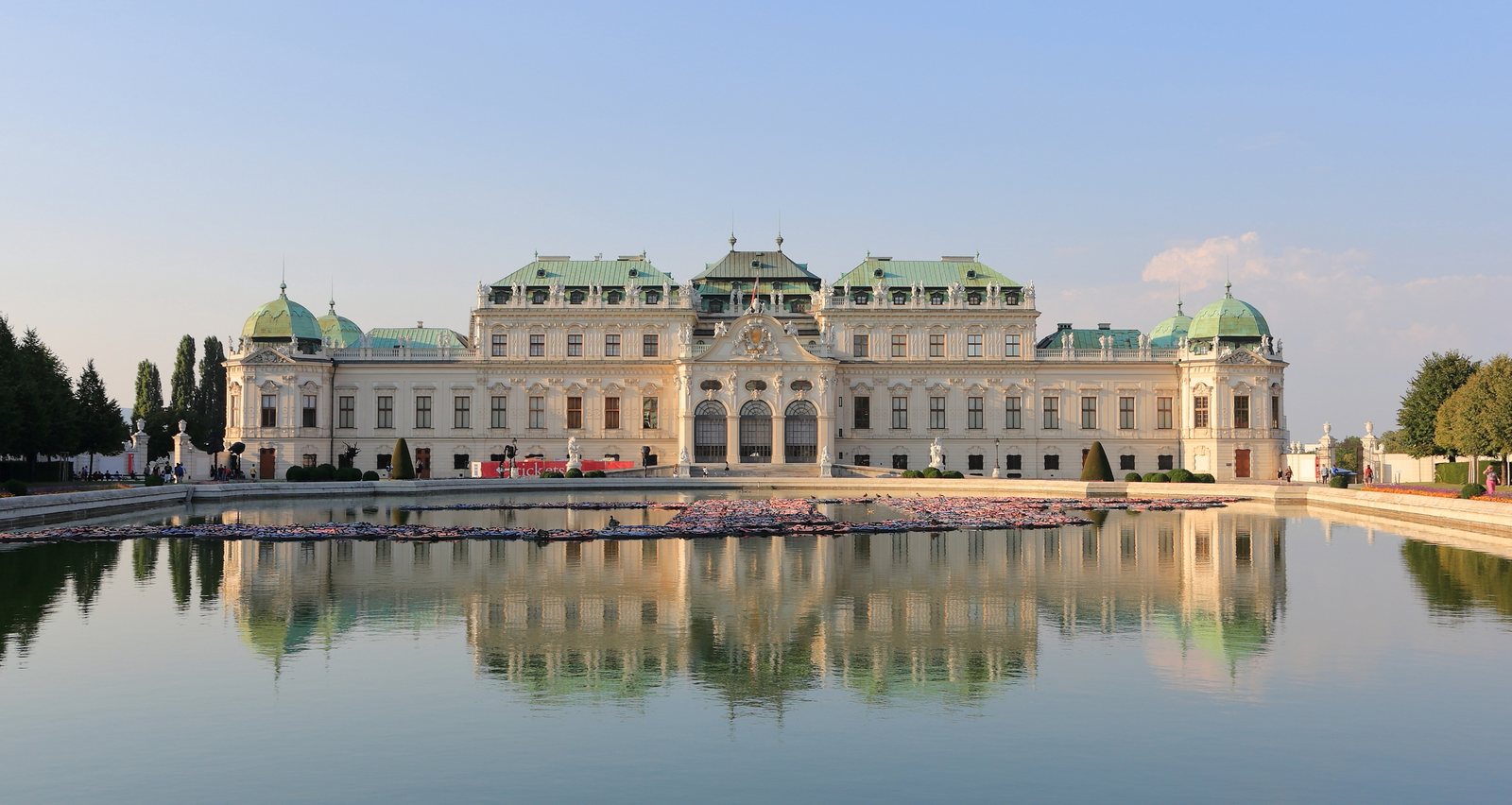 Het Belvedere-paleis in Wenen weerspiegeld in de vijver ervoor