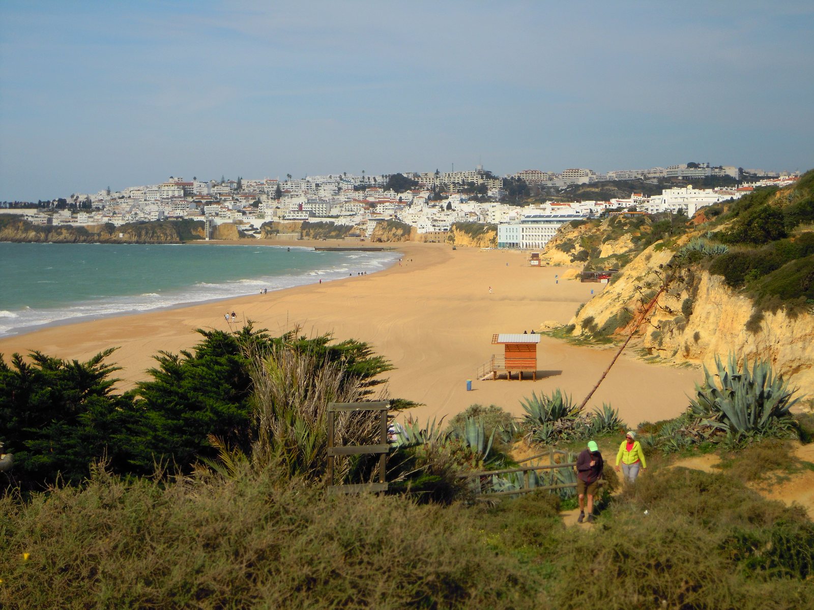 Breed zandstrand van Albufeira met de witte oude stad op de achtergrond
