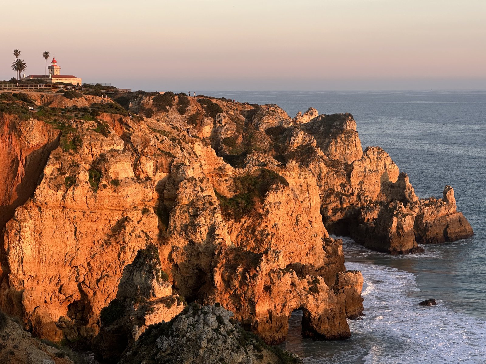 Goudkleurige kliffen en rotsformaties bij Ponta da Piedade nabij Lagos