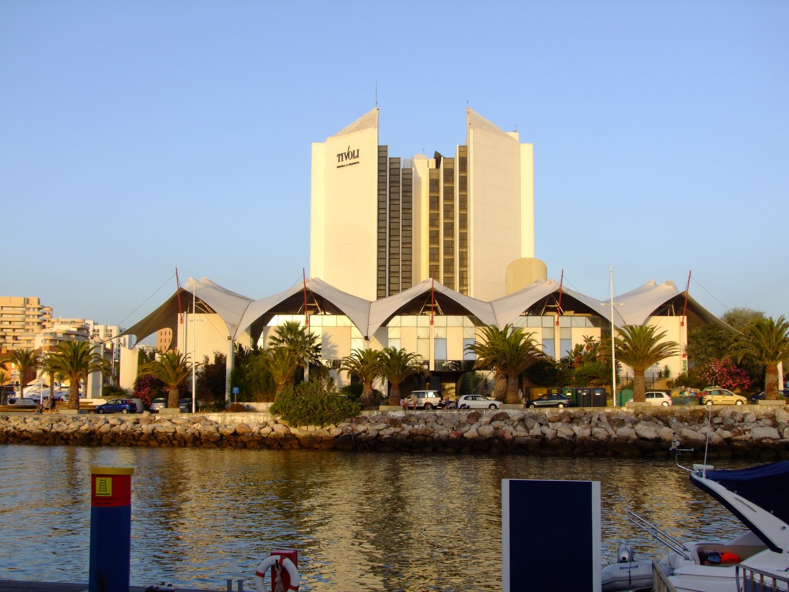 Jachthaven van Vilamoura met boten en hotel aan het water