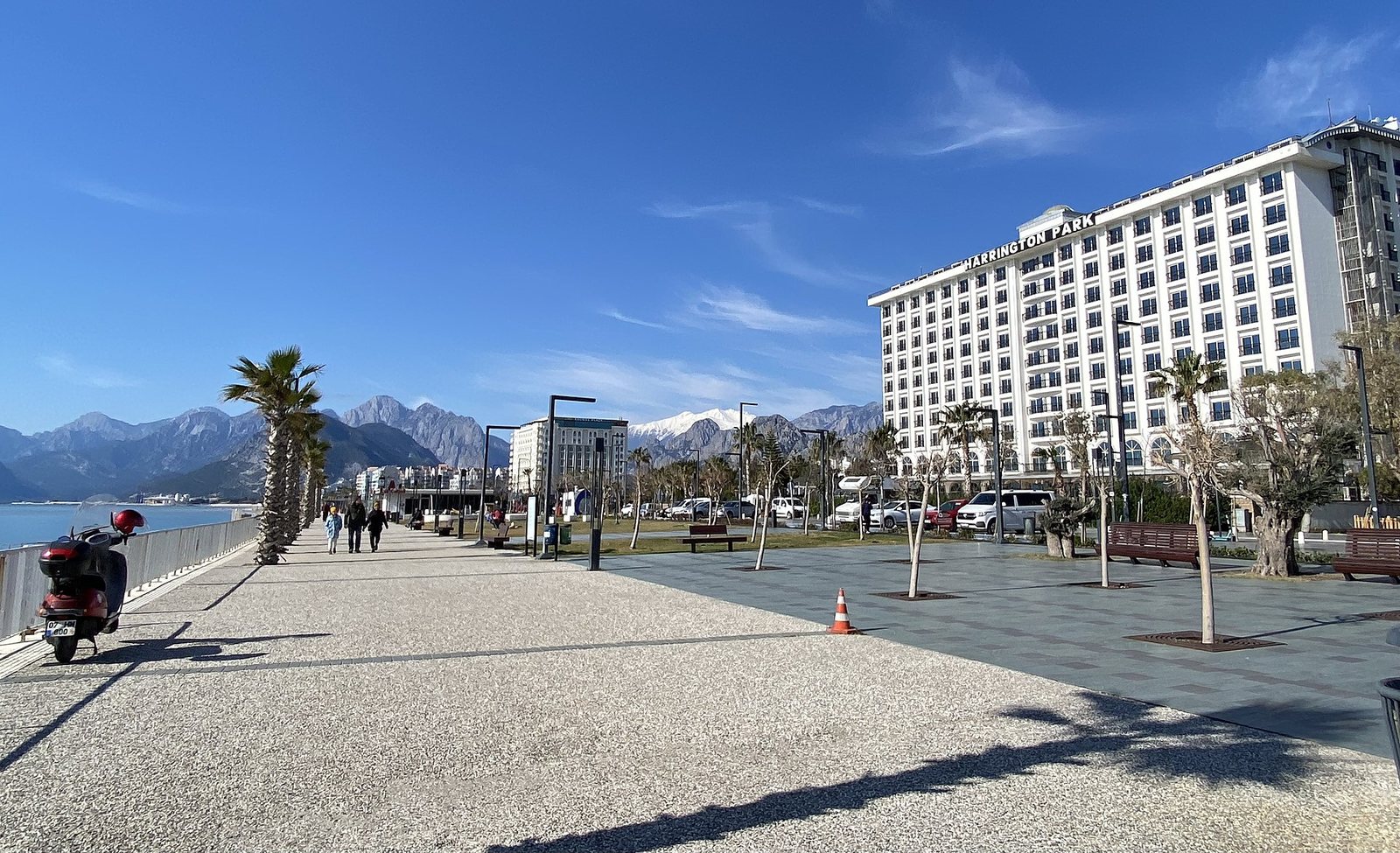 Strand met ligbedden bij een hotel in Antalya, Turkije