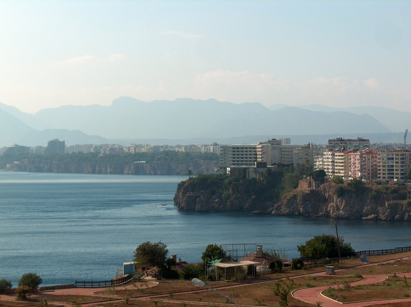 Uitzicht over de baai van Antalya met kliffen en bergen op de achtergrond
