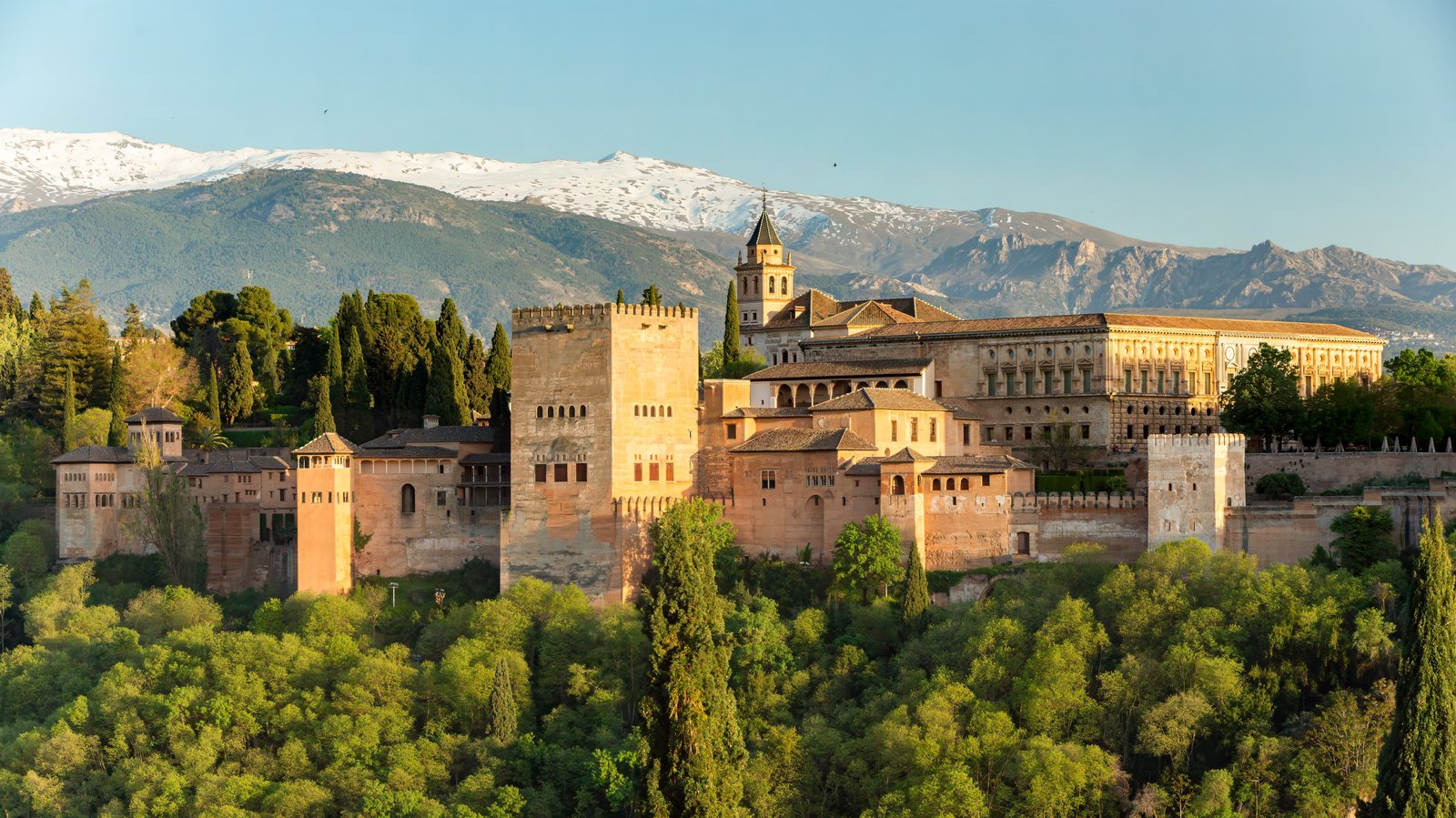Het Alhambra-paleis in Granada met besneeuwde Sierra Nevada op de achtergrond