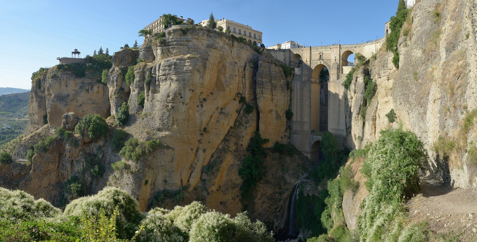 De Puente Nuevo-brug van Ronda over een diepe rotskloof