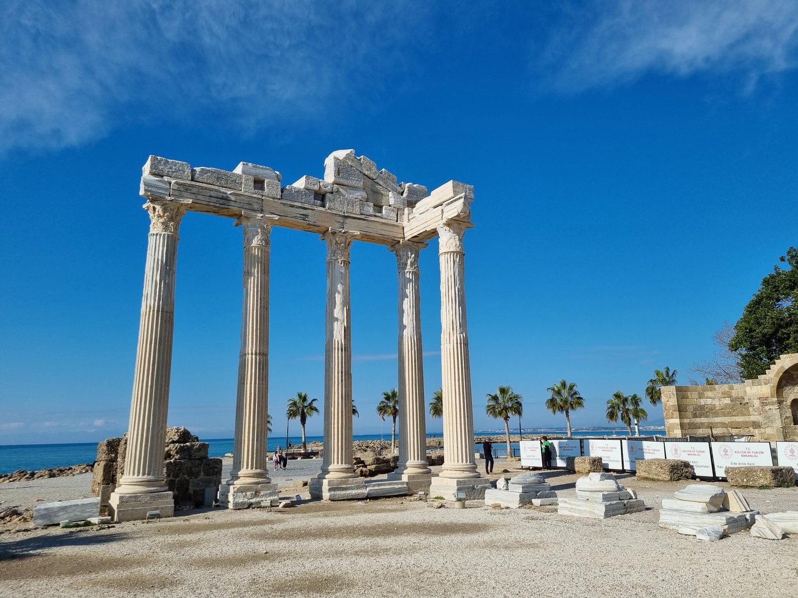 Tempel van Apollo met zuilen bij de zee in Side, Turkije