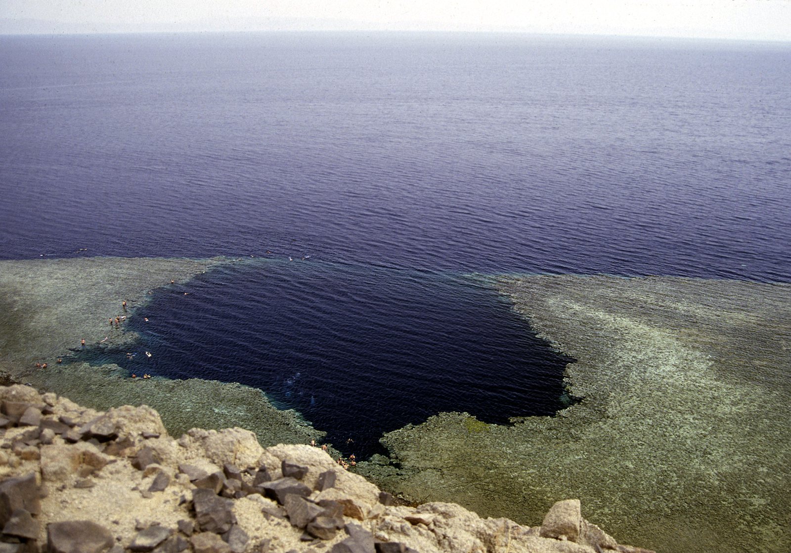 Blue Hole bij Dahab aan de Rode Zee, beroemd duikplek voor gevorderden