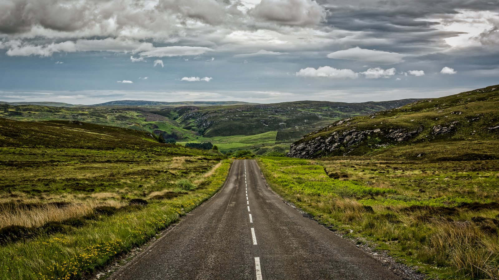 Kustweg in de Schotse Highlands op de North Coast 500-route