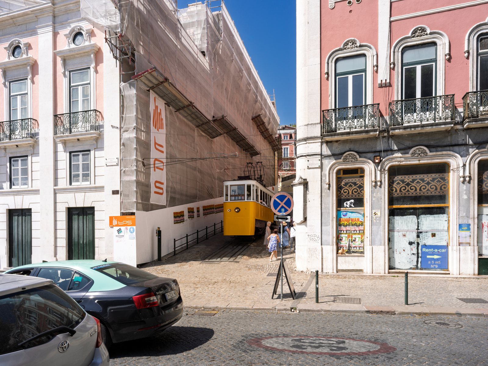 De klassieke gele Elevador da Glória klimt langs de helling van de Calçada da Glória in Lissabon