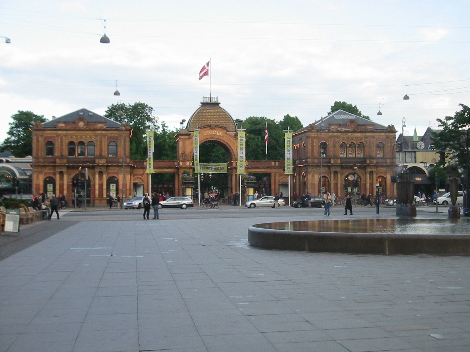 De historische ingang van pretpark Tivoli in Kopenhagen, populair bij gezinnen
