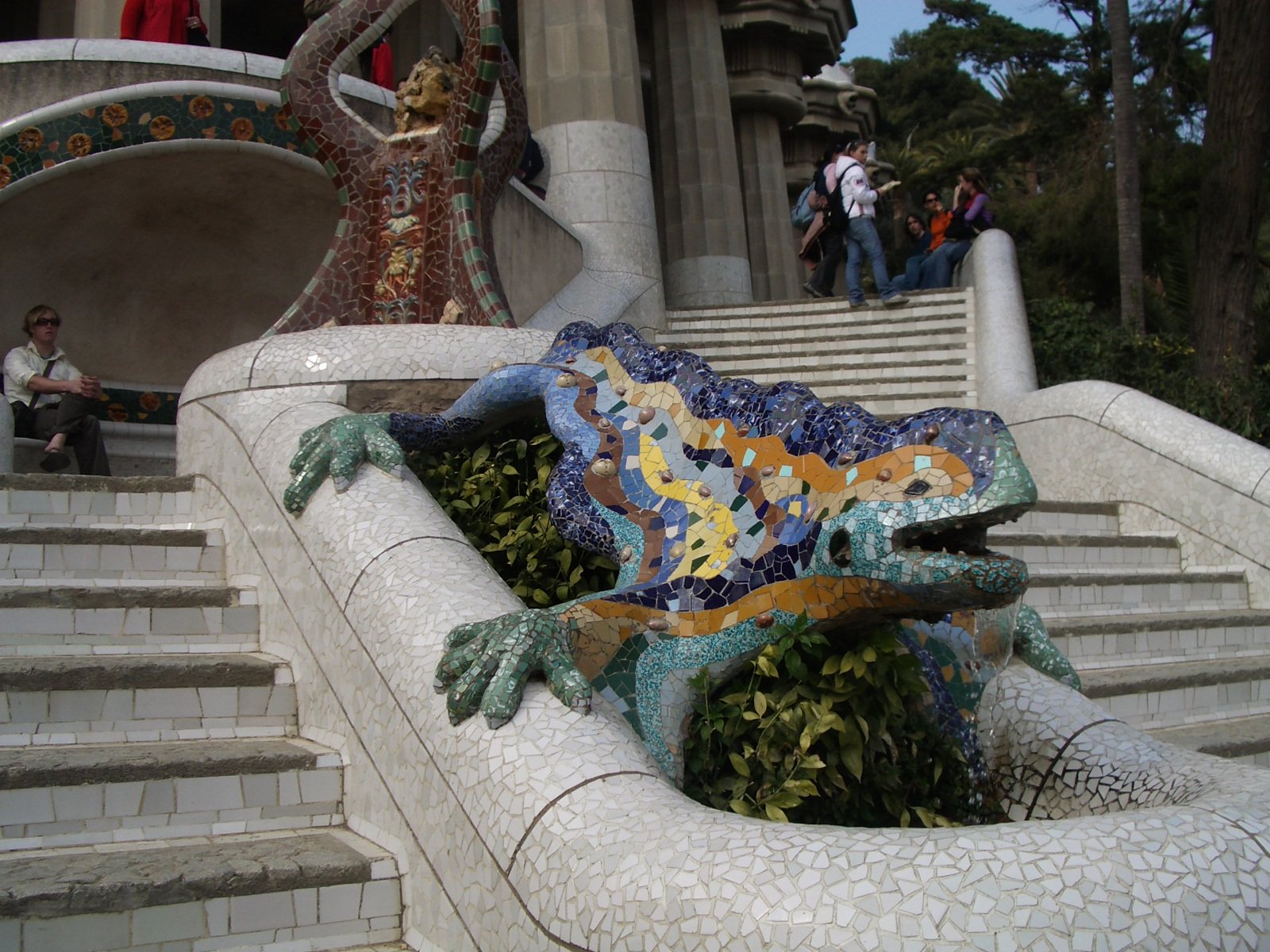 De gekleurde mozaïek-salamander bij de trap van Park Güell in Barcelona, een populaire foto-stop met kinderen