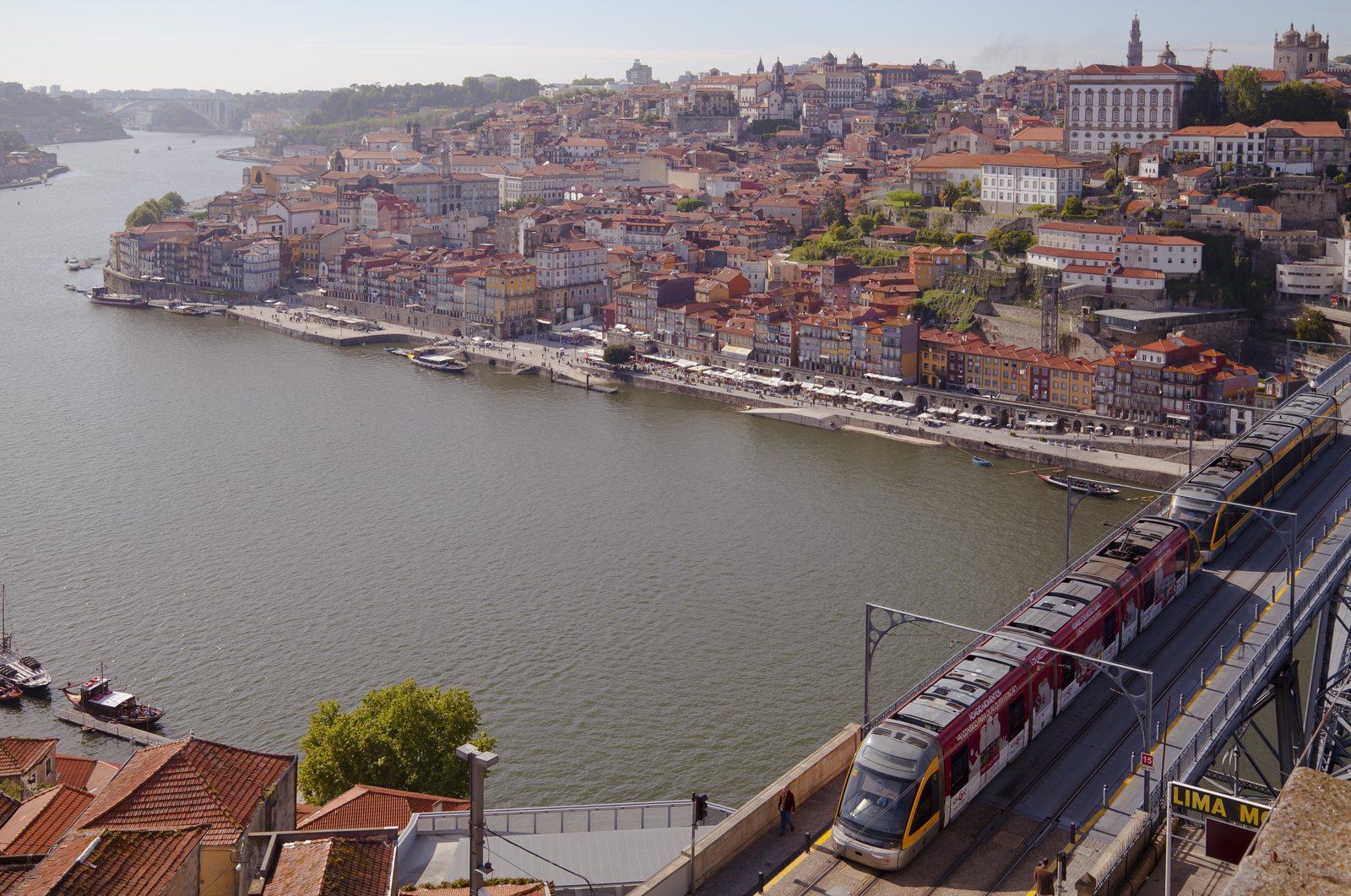 Houten boten op de Douro voor de gekleurde Ribeira-wijk in Porto