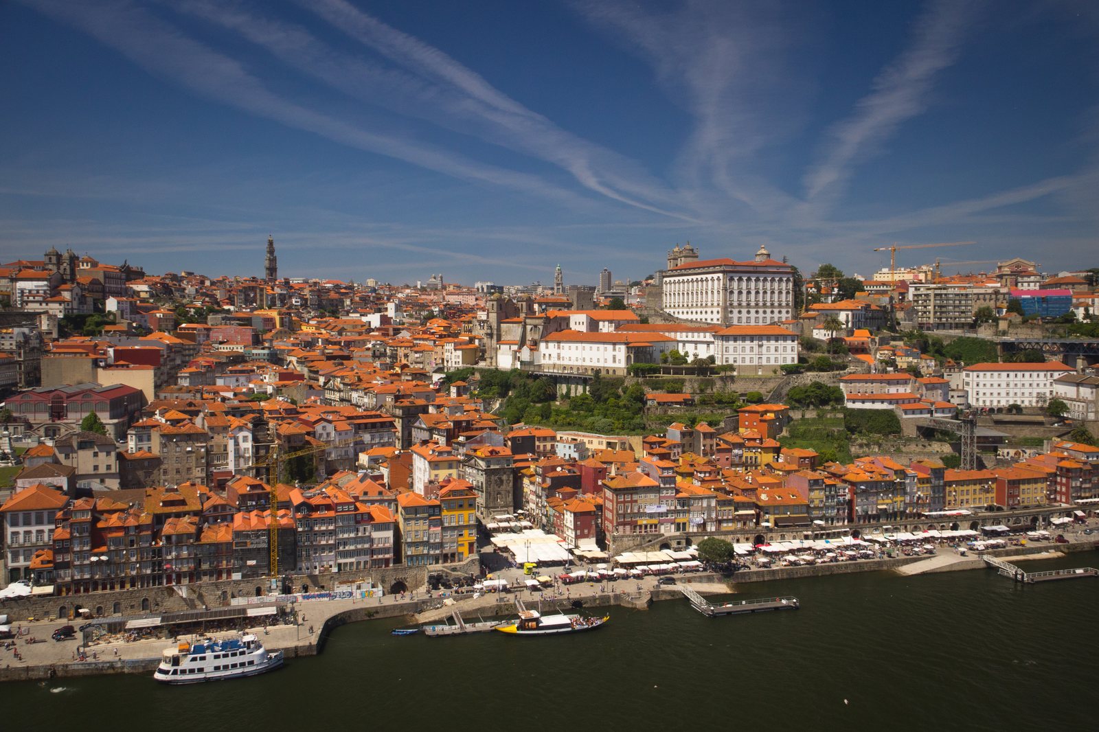 Luchtfoto van de Ribeira-wijk en de Douro in Porto