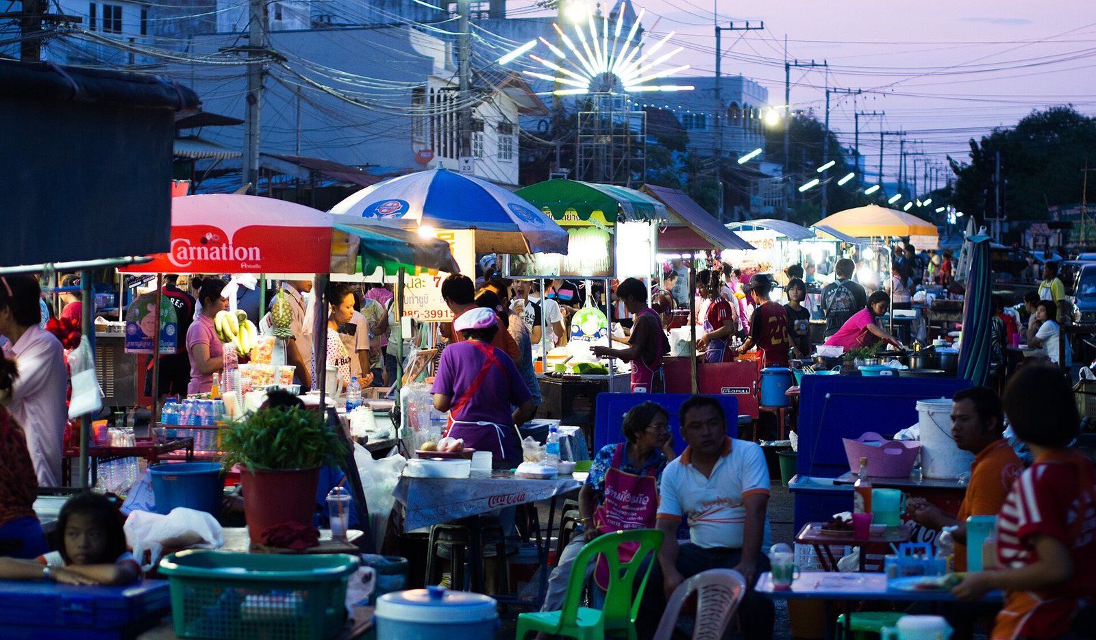Straatvoedsel in Yasothon Thailand — vers bereid op straat