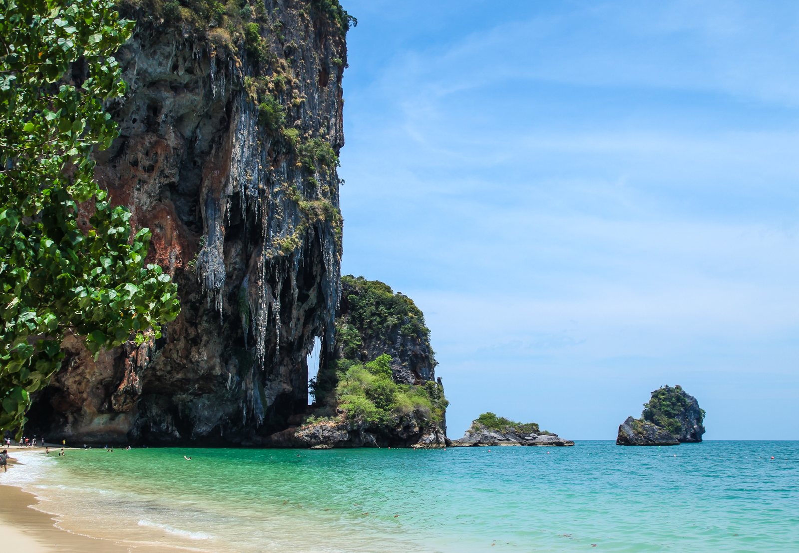 Strand bij Koh Phi Phi met kalkstenen kliffen