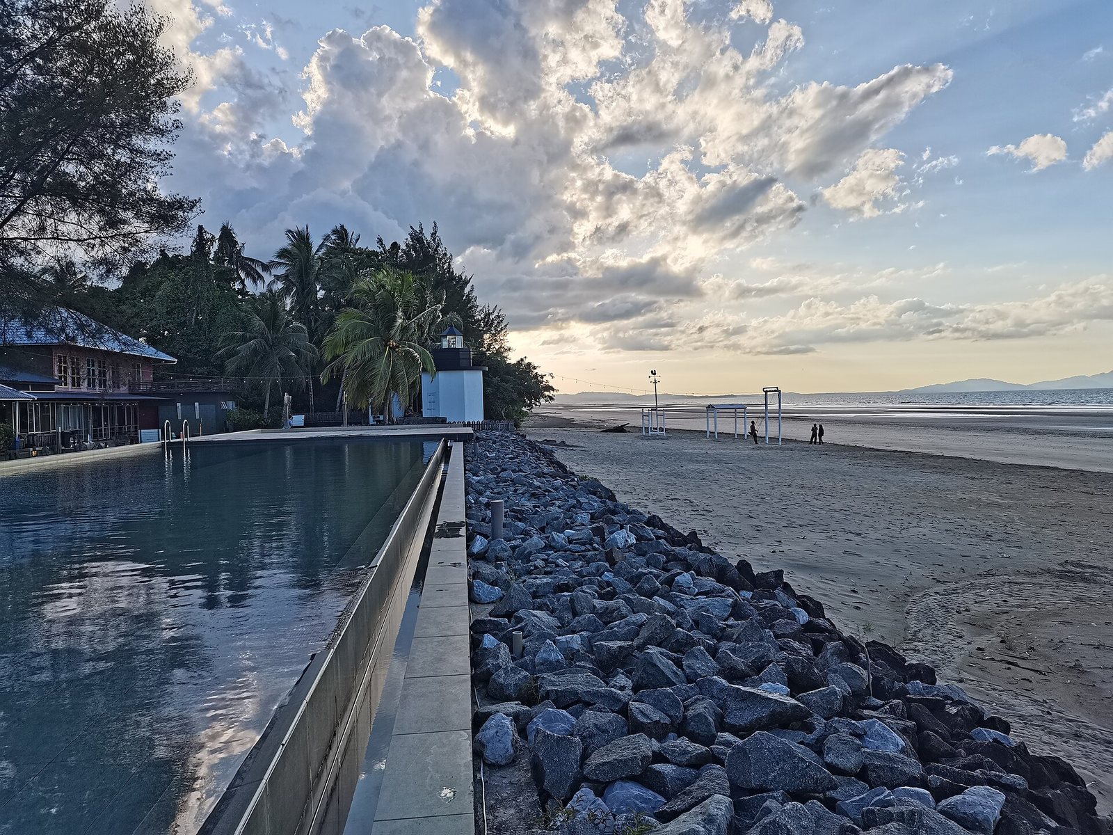 Zwembad van een ultra all inclusive resort met palmen