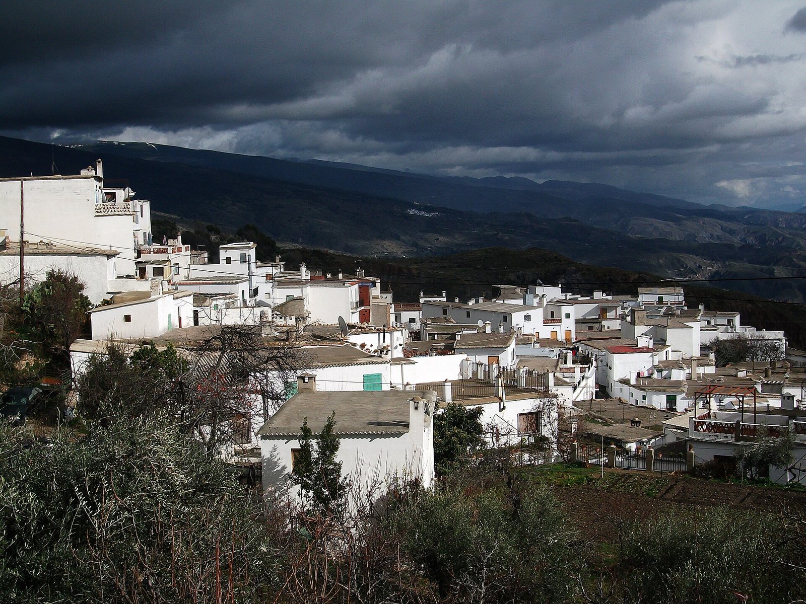 Witte dorpjes in de Alpujarra-bergen bij Granada in Andalusië